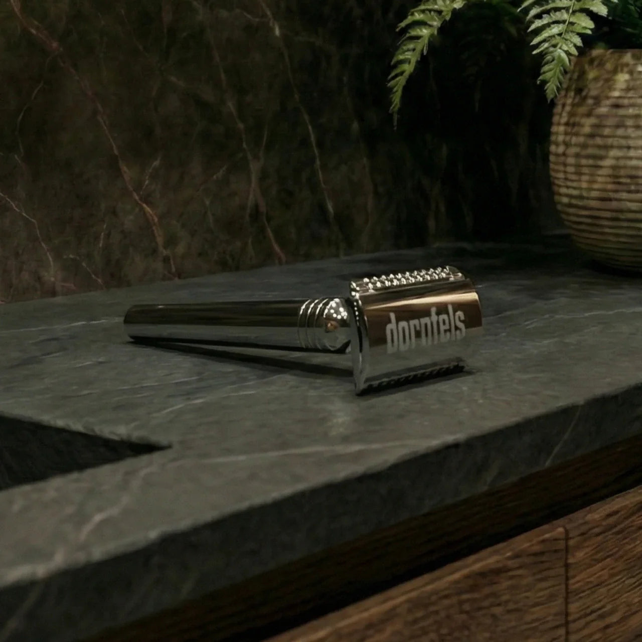 Eine Rasierhobel liegt in einem sehr modernen Badezimmer mit mamor