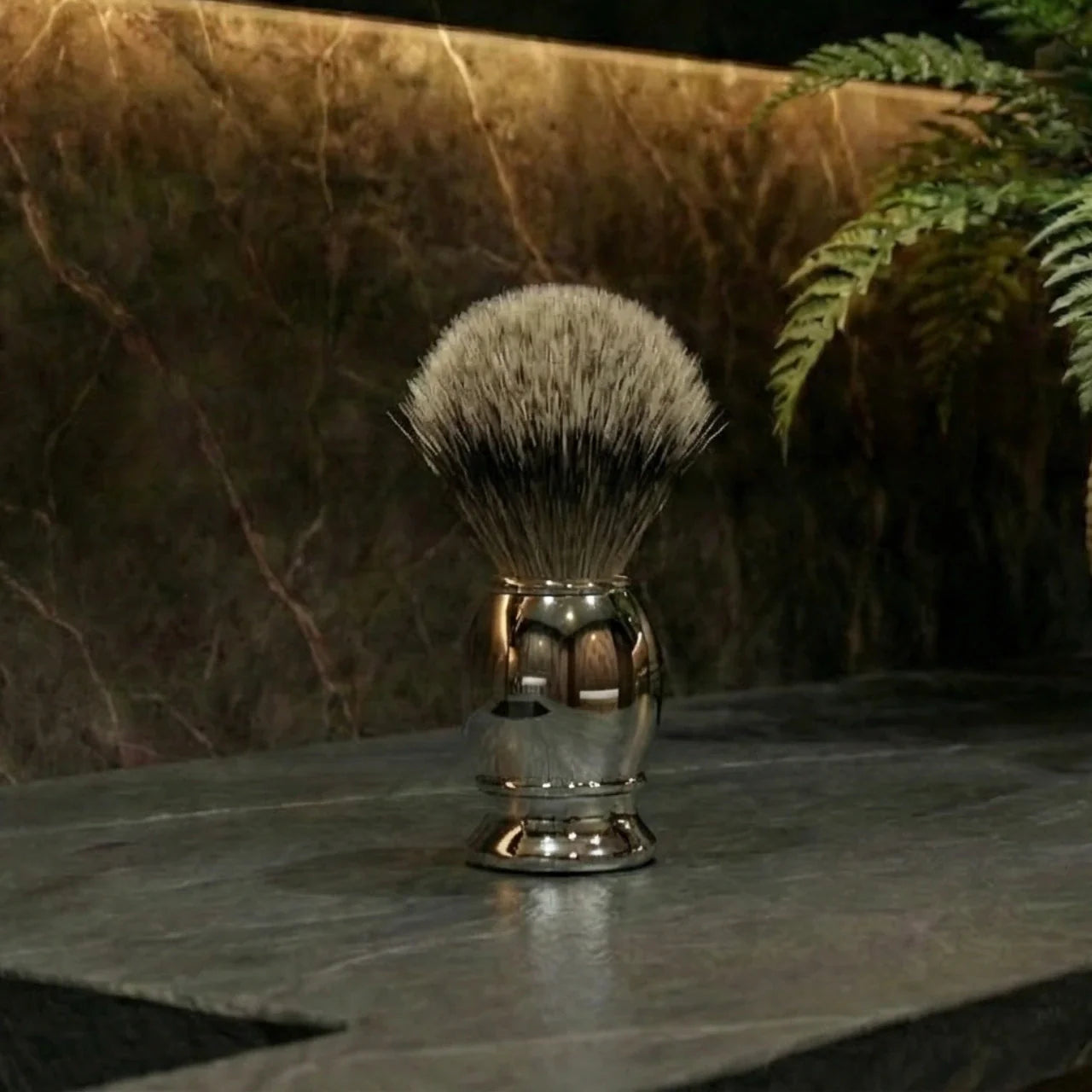 Eine Rasierpinsel steht in einem sehr modernen Badezimmer mit mamor