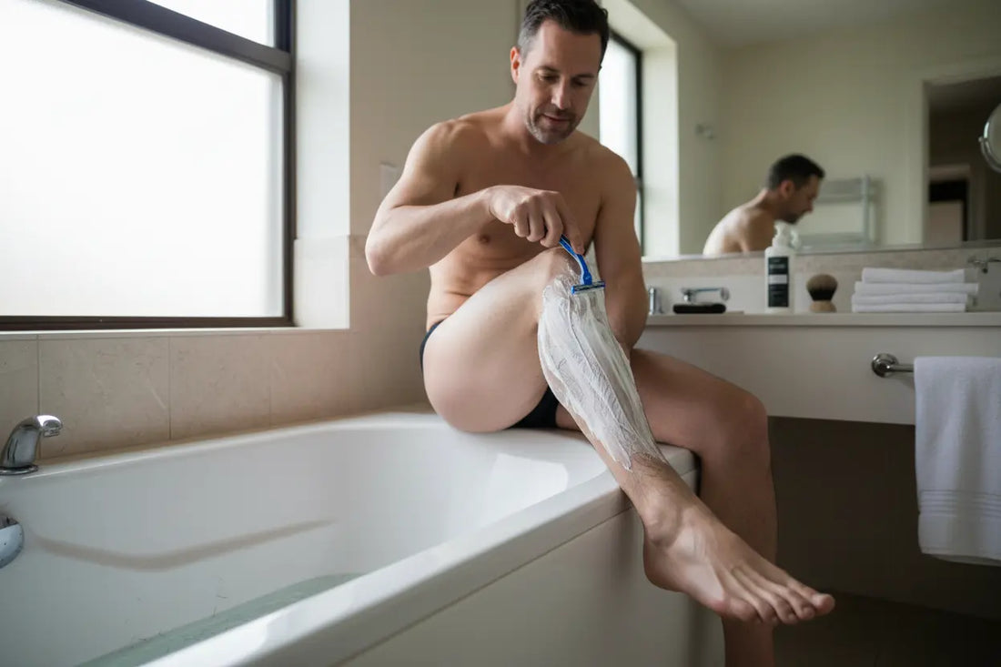 ein mann der sich die beine rasiert