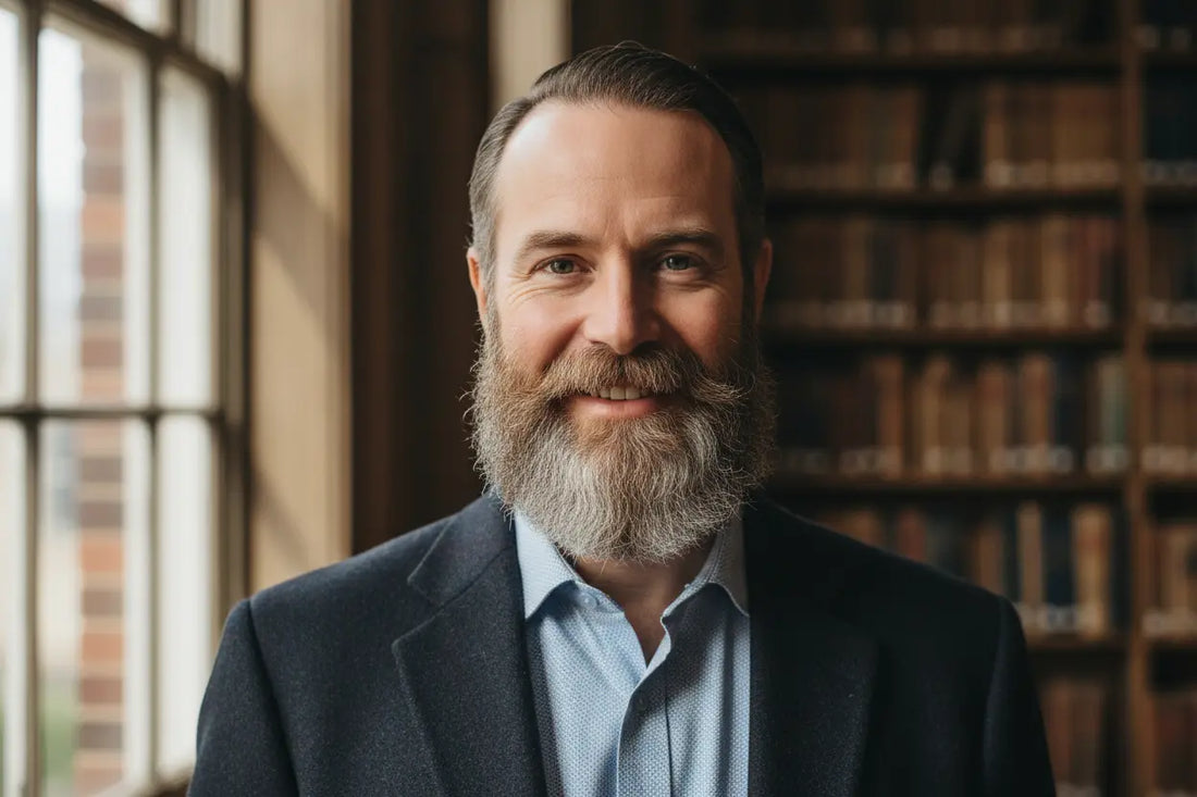 Ein Mann mitte 30 mit einem Koteletten Bart