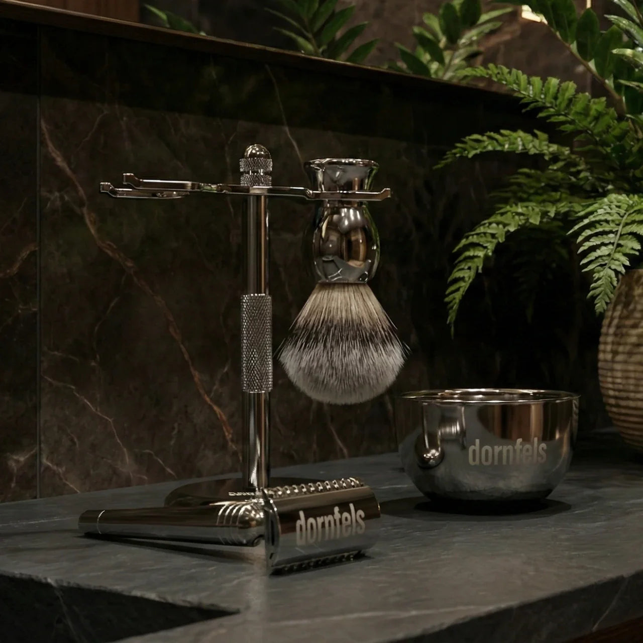 Ein Rasierhobel-Set steht in einem sehr modernen Badezimmer mit mamor